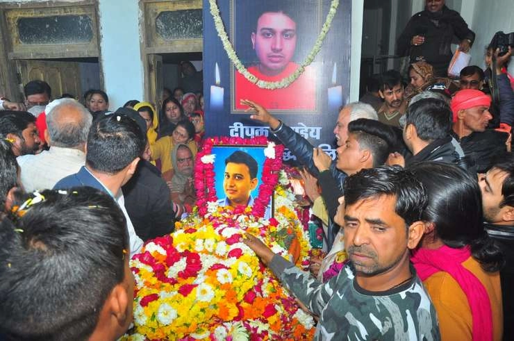 पंचतत्व में विलीन हुआ कानपुर का शहीद दीपक पांडेय, अंतिम विदाई के लिए उमड़ी भीड़