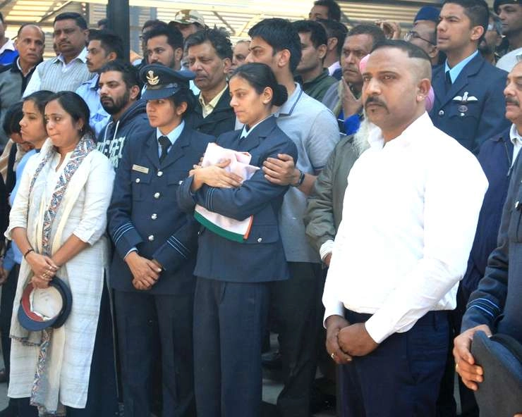 स्क्वाड्रन लीडर पत्नी ने शहीद को नम आंखों से दी विदाई - last tribute to Squadron Leader Siddharth Vashisht