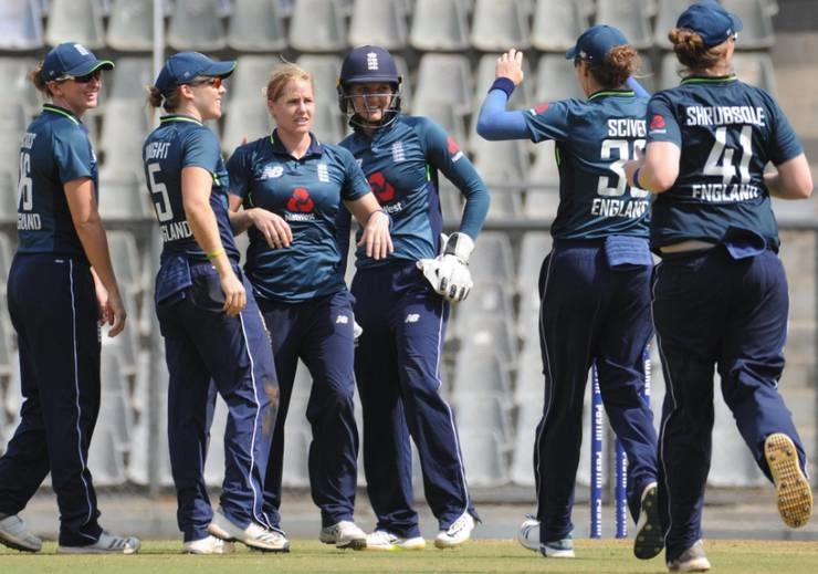 इंग्लैंड टीम की 2 महिला क्रिकेटर्स ने आपस में रचाई शादी, बोर्ड ने दी बधाई
