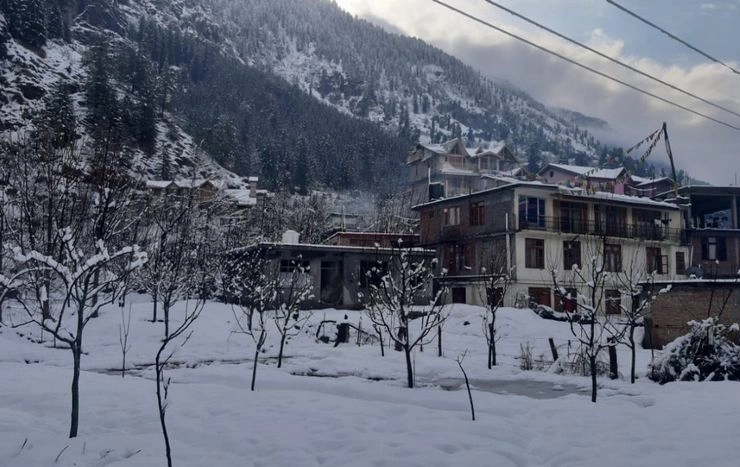 कश्मीर में बर्फबारी, मैदानी इलाकों में हुई बारिश