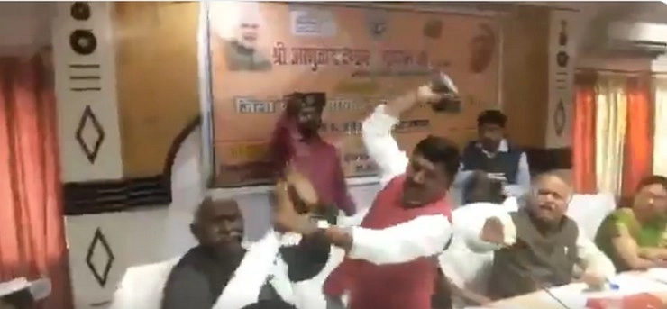 उत्तरप्रदेश : अपनी ही पार्टी के विधायक पर‍ बिफरे बीजेपी सांसद, कर दी जूतों से पिटाई (वीडियो) - bjp mp attack on bjp mla during meeting in santkabirnagar uttar pradesh