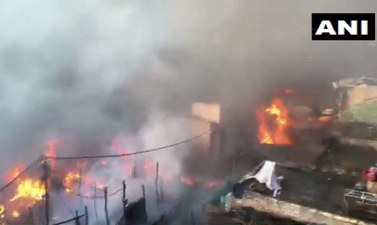 मेरठ में अवैध निर्माण गिराने को लेकर बवाल, 100 झुग्गियां जलकर खाक - fire broke out in the Bhusa mandi area of Meerut