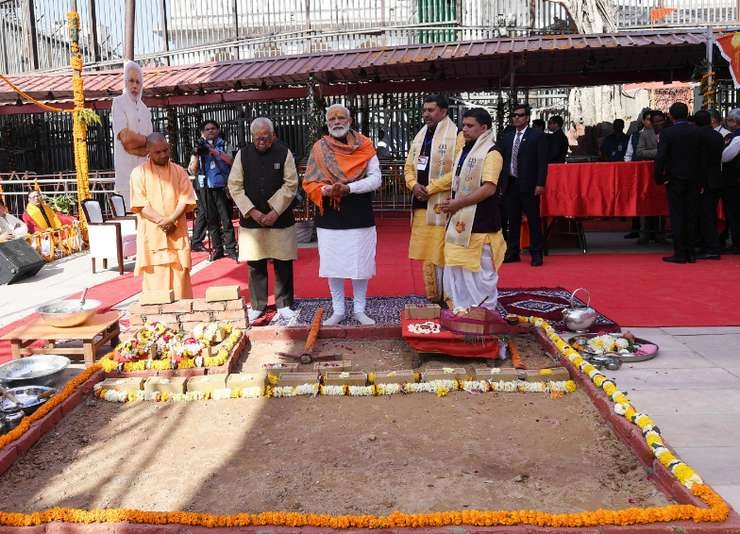 पीएम मोदी ने काशी विश्‍वनाथ मंदिर कॉरिडोर की आधारशिला रखी, 39 हजार वर्ग मीटर में होगा मंदिर का विस्तार - PM Modi in UP