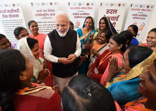 खत्म हुए बिचौलिए और भ्रष्टाचारी, सवा सौ करोड़ का देश ही मेरा परिवार : मोदी - PM Modi on womens day