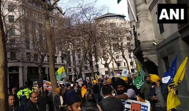 लंदन में भारतीय उच्चायोग के सामने प्रदर्शनकारियों के बीच झड़प - Pro-Khalistani, pro-Modi demonstrators clash outside Indian mission in London