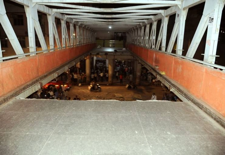मुंबई में CST रेलवे स्टेशन के पास फुटब्रिज गिरा, 6 लोगों की मौत, कई घायल - MumbaiBridgeCollapse