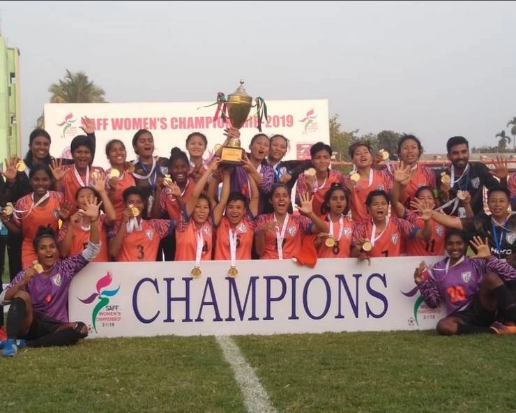 Indian women's football team। भारतीय महिलाओं ने 5वीं बार जीता सैफ खिताब, डालिमा छिब्बर, ग्रेस डांगमेई और अंजू तमांग ने दागे गोल - Indian women's football team