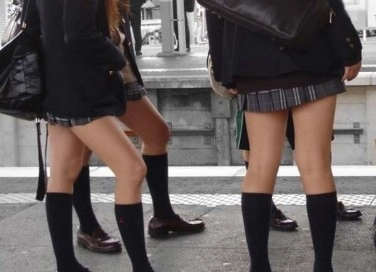 जेजे मेडिकल कॉलेज की छात्राओं ने छोटी स्कर्ट न पहनने के फरमान के खिलाफ किया प्रदर्शन