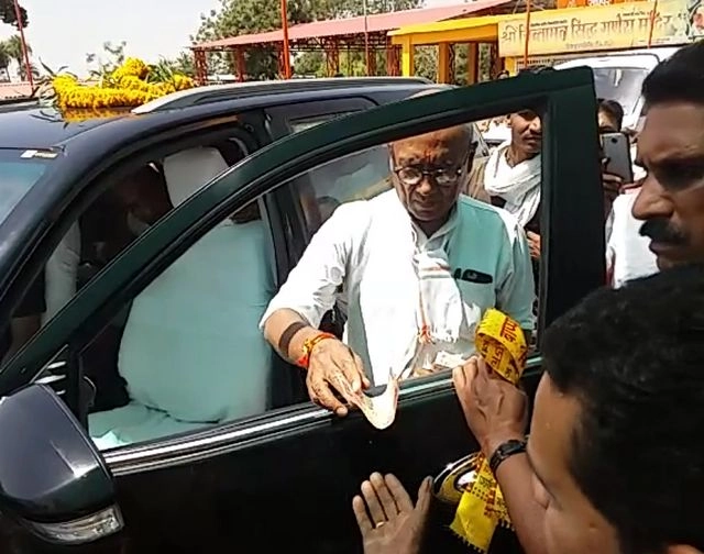दिग्विजय सिंह के वायरल वीडियो पर सियासत तेज, बीजेपी ने चुनाव आयोग से की शिकायत - digvijaya singh distributed money to beggars outside ganesh temple in sehore Viral Video
