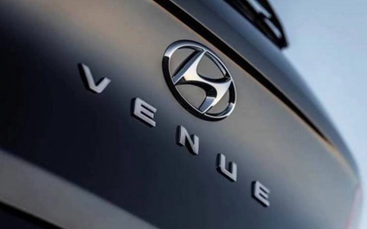 Hyundai SUV Venue। हुंदै मई में वेन्यू पेश करने के लिए तैयार, कार में विशेष तौर पर होगा पैनिक बटन - Hyundai SUV Venue