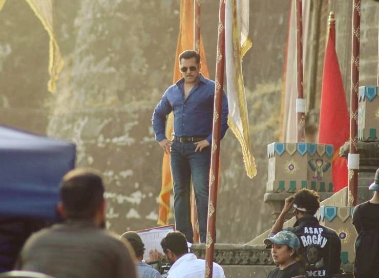 विवादों में घिरी सलमान खान की फिल्म दबंग-3, टाइटल सांग में साधु संतों के साथ डांस सीन पर विवाद - Controversy on Salman Khan Dabang 3