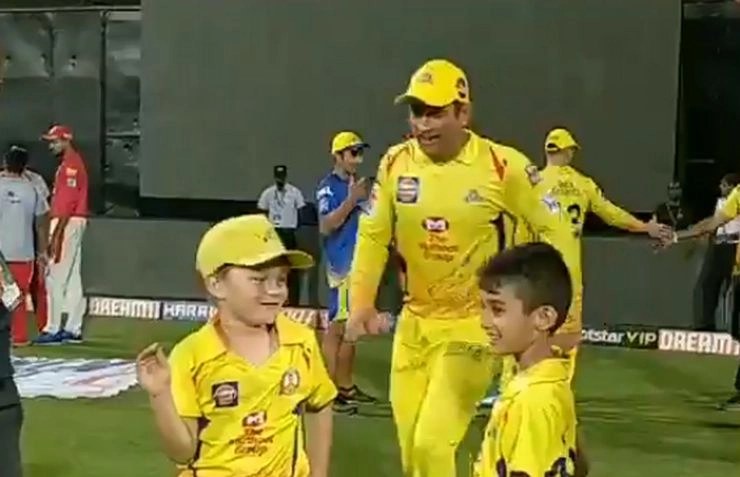 धोनी ने लगाई वॉटसन और ताहिर के बेटों के साथ रेस - Mahendra Singh Dhoni Shane Watson Tahir, IPL 2019