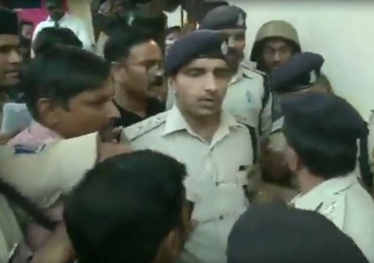 अश्विनी शर्मा के ठिकाने पर छापे के दौरान CRPF और MP पुलिस आमने-सामने