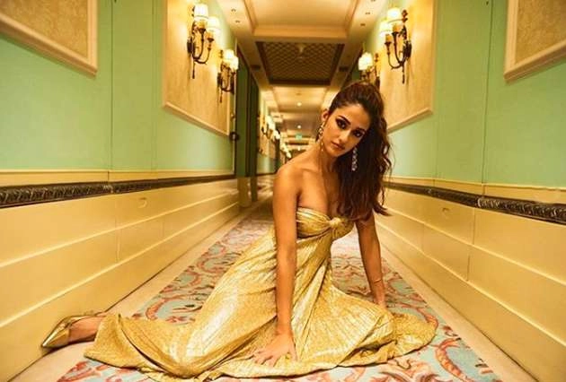 गोल्डन गाउन में बेहद खूबसूरत लग रही हैं दिशा पाटनी, वायरल हुईं तस्वीरें - disha patani golden gown hot photo
