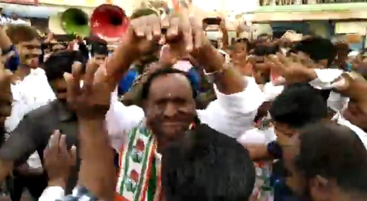 वोटरों को लुभाने के लिए मंत्रीजी ने किया नागिन डांस, वायरल हुआ वीडियो - karnataka minister mtb nagaraj performs nagin dance to woo voters