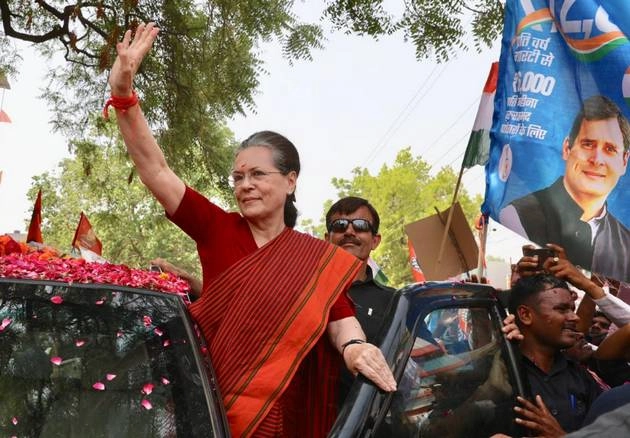 सोनिया ने रायबरेली में भरा पर्चा, कहा- अजेय नहीं हैं नरेन्द्र मोदी - Sonia Gandhi files nomination from Rae bareli