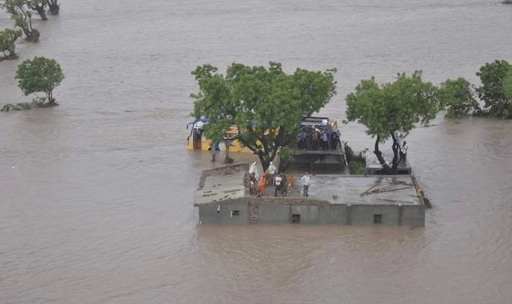 अचानक आई बाढ़ से पाकिस्तान में 8 लोगों की मौत - flood in pakitan