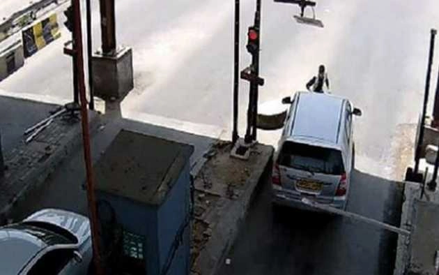 टोल प्लाजा कर्मचारी पर हमला, कार के बोनट पर 8 किलोमीटर तक घसीटा - Car driver dragged toll plaza employee on his car Bonnet in Gurugram