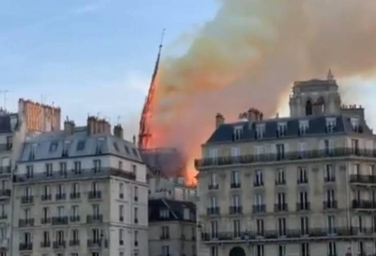 पेरिस के ऐतिहासिक गिरजाघर नोट्रे-डेम में आग, 850 साल पुरानी विरासत तबाह