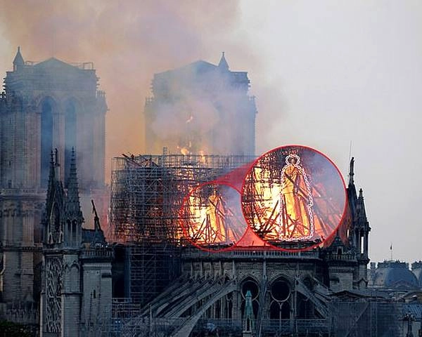 चमत्कार...आग की लपटों में नजर आई ईसा मसीह की आकृति - Notre Dame photo appears to show Jesus standing in the flames
