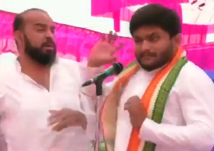 गुजरात के सुरेंद्र नगर में चुनावी सभा में हार्दिक पटेल को पड़ा थप्पड़ - Hardik Patel slapped in election relly