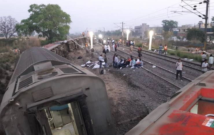 कानपुर में बड़ा रेल हादसा, पूर्वा एक्‍सप्रेस के 12 डिब्बे पटरी से उतरे - train accident in Kanpur