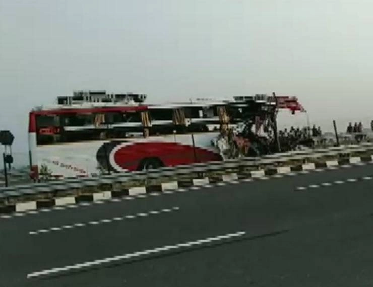 आगरा-लखनऊ एक्सप्रेस वे पर खड़े ट्रक से टकराई यात्रियों से भरी बस, 7 की मौत - Road accident on Agra Lucknow express way