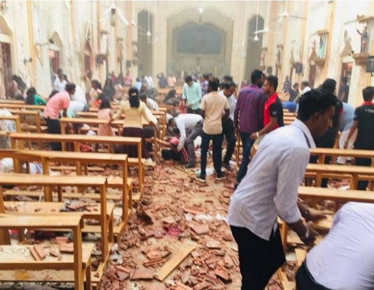 भीषण धमाकों से दहशत में श्रीलंका के नागरिक, पूछ रहे हैं- भगवान कहां है?