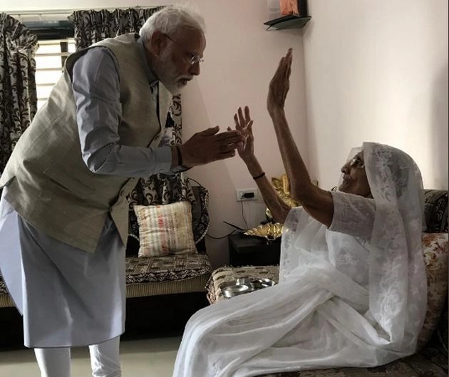 वोट डालने से पहले मोदी ने लिया मां का आशीर्वाद, और लगाया यह नारा - PM Modi meets with her mother before voting