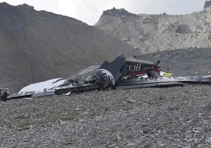 अमेरिका में विमान दुर्घटना, पायलट समेत 6 लोगों की मौत - plane crash in america