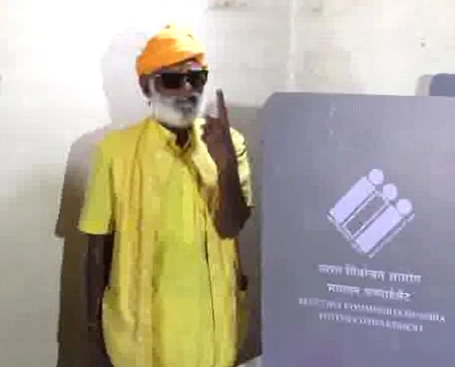 लोकसभा चुनाव : गुजरात के इस बूथ पर हुई 100 प्रतिशत वोटिंग - Lok Sabha elections 2019 100 percent voting in gujrat polling booth