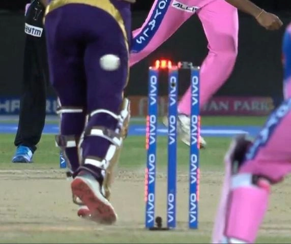 ये क्या हो रहा है आईपीएल में, स्टंप पर गेंद लगने के बाद भी आउट नहीं हो रहे हैं बल्लेबाज