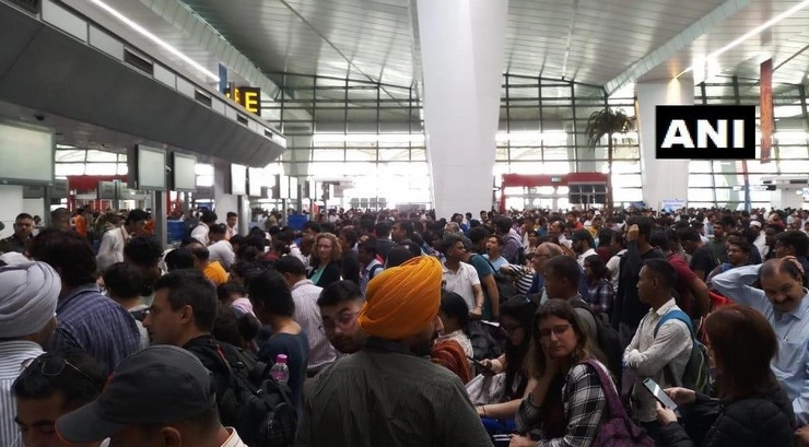 6 घंटे तक एयर इंडिया पर लगा ब्रेक, यात्री परेशान - Break on Air India