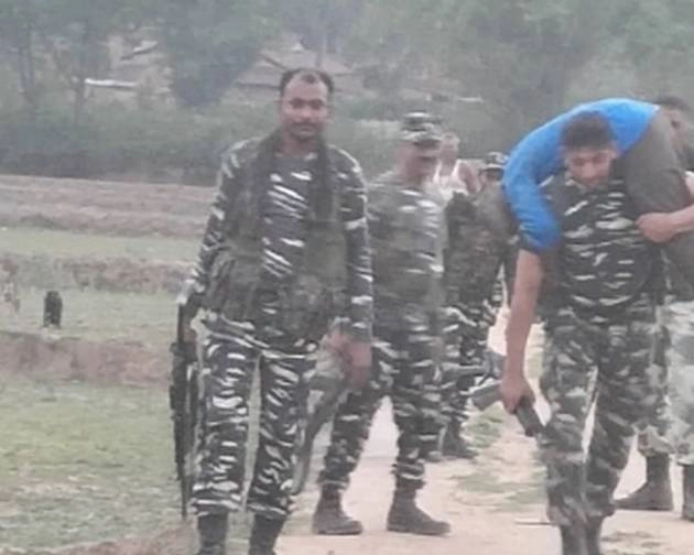 सीआरपीएफ जवान ने बचाई बीमार चुनाव कर्मी की जान, 3 किमी तक कंधे पर रखकर पहुंचाया अस्पताल - CRPF Constable Saves Life of Polling Officer
