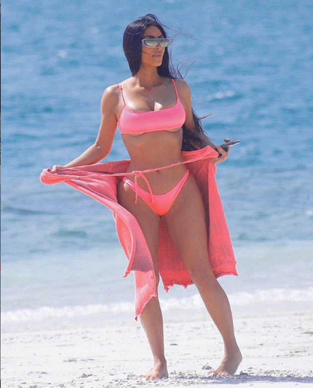 किम कर्दाशियां ने पिंक बिकिनी में दिखाईं कातिल अदाएं - Hot Photos of Kim Kardashian in Pink Bikini