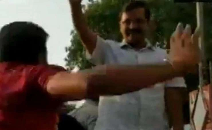 अरविन्द केजरीवाल को फिर थप्पड़ मारा, दिल्ली में कर रहे थे रोड शो - Delhi CM Arvind Kejriwal assaulted by a man during his road show in moti nagar