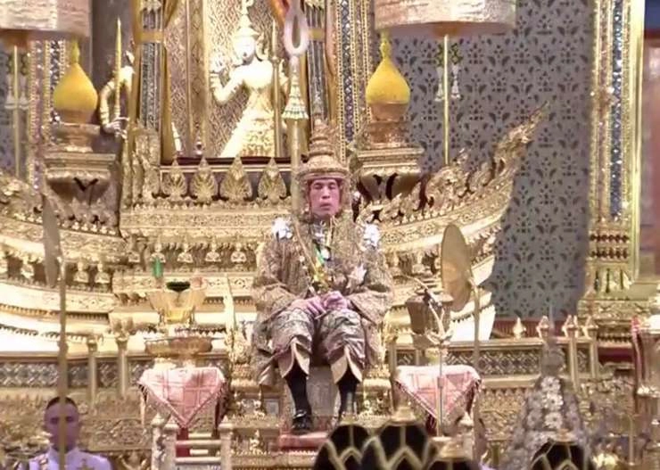 हिन्दू पुजारियों ने किया थाईलैंड के राजा का राज्याभिषेक, सोने और हीरे से लदे 66 साल के किंग - Thai king coronation
