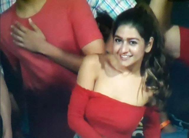 IPL में कौन है यह लड़की जिसे बार बार दिखाया गया (वीडियो)