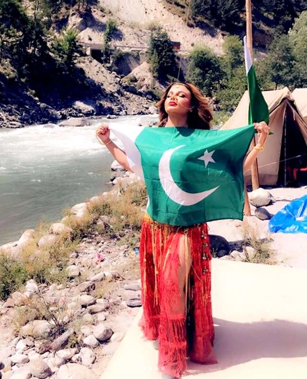कंट्रोवर्सी क्वीन राखी सावंत फिर घिरीं विवादों में, पाकिस्तानी झंडे के साथ तस्वीरें वायरल - rakhi sawant share photos with pakistani flag for film dhara 370 people trolled her
