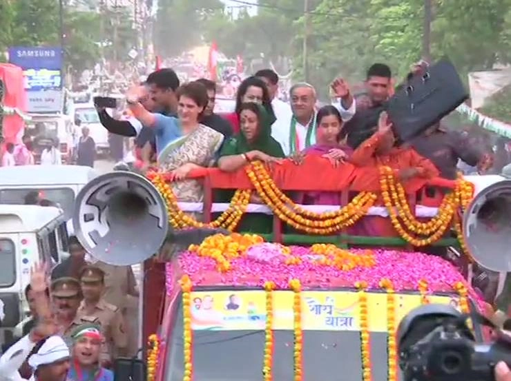 रोडशो में मेनका गांधी से हुआ प्रियंका का सामना, इन 3 कारणों से अपनी चाची के गढ़ में किया शक्ति प्रदर्शन - Priyanka Gandhi Road Show in Sultanpur