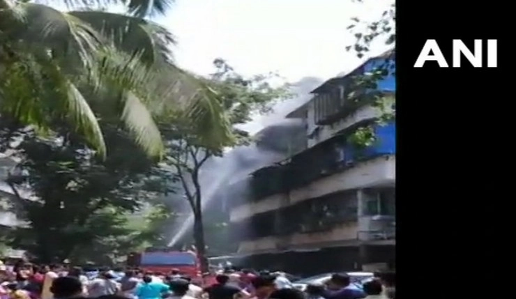 मुंबई के थाना परिसर में आग लगने से एक युवती की मौत