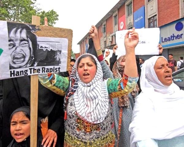 कश्मीर में एक और नाबालिग के साथ दुष्कर्म, चौथे दिन भी हिंसा - Bandipora : Anger on the Streets of Kashmir Over Rape of 3-Year-Old