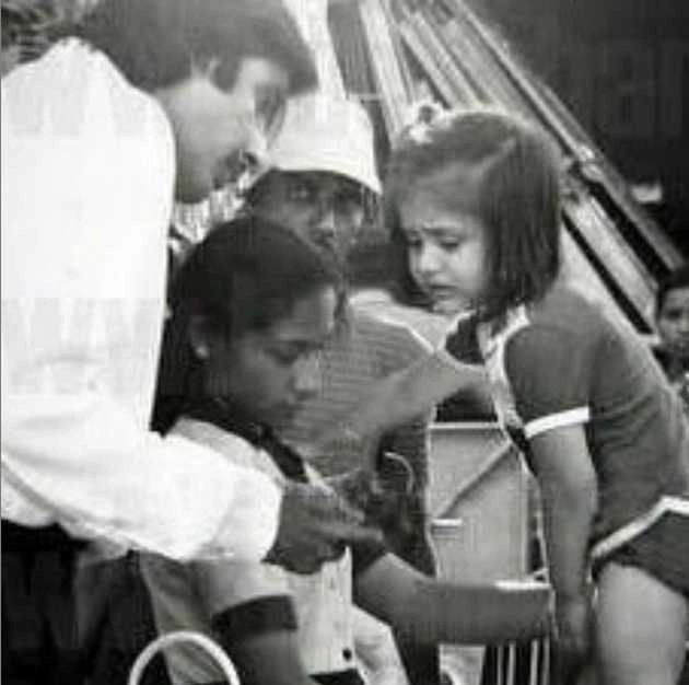 इस फोटो में अमिताभ बच्चन के साथ यह बच्ची कौन हैं?