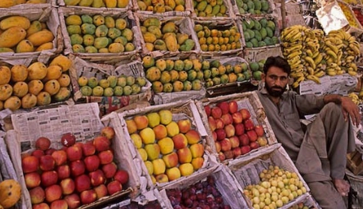 पाकिस्तान में महंगाई से मची त्राहि-त्राहि, सेब 400 रुपए किलो तो 360 रुपए दर्जन बिक रहे हैं संतरे
