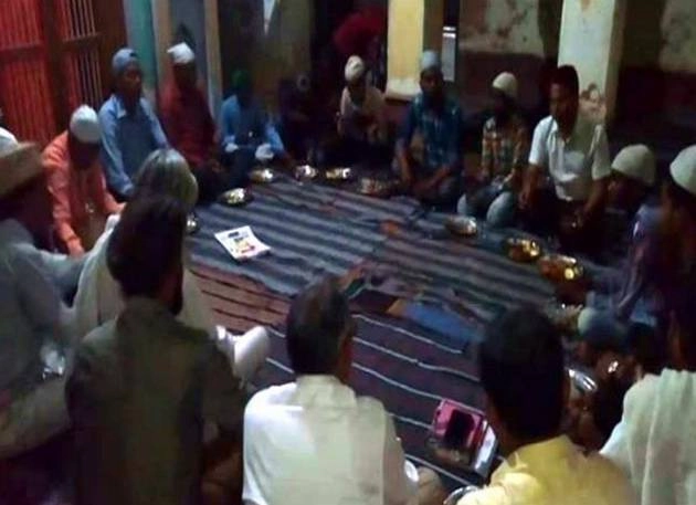 अयोध्या के सीताराम मंदिर में इफ्तार पार्टी, महंत ने पेश की सांप्रदायिक सौहार्द की मिसाल