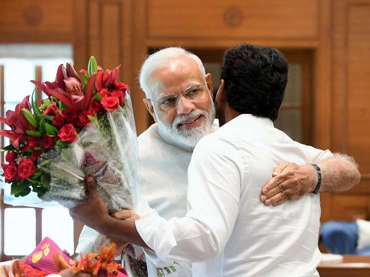 नरेन्द्र मोदी से गले मिले जगनमोहन रेड्डी, आंध्र के लिए विशेष राज्य के दर्जे पर की चर्चा - Jagan Mohan reddy meets with Narendra Modi
