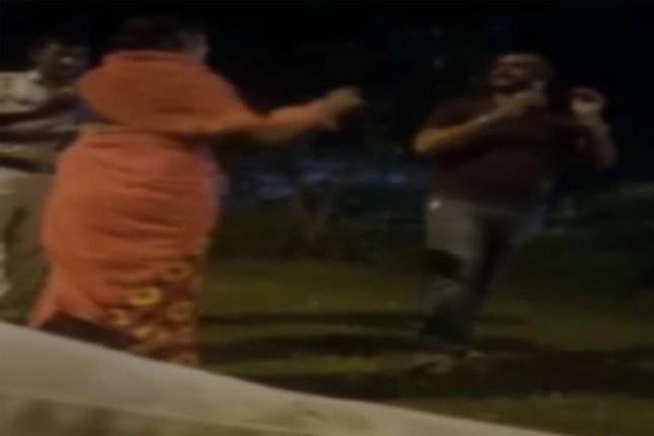 पुलिसकर्मियों की बेरहमी का वीडियो सोशल मीडिया पर वायरल, बेल्ट से की महिला की पिटाई