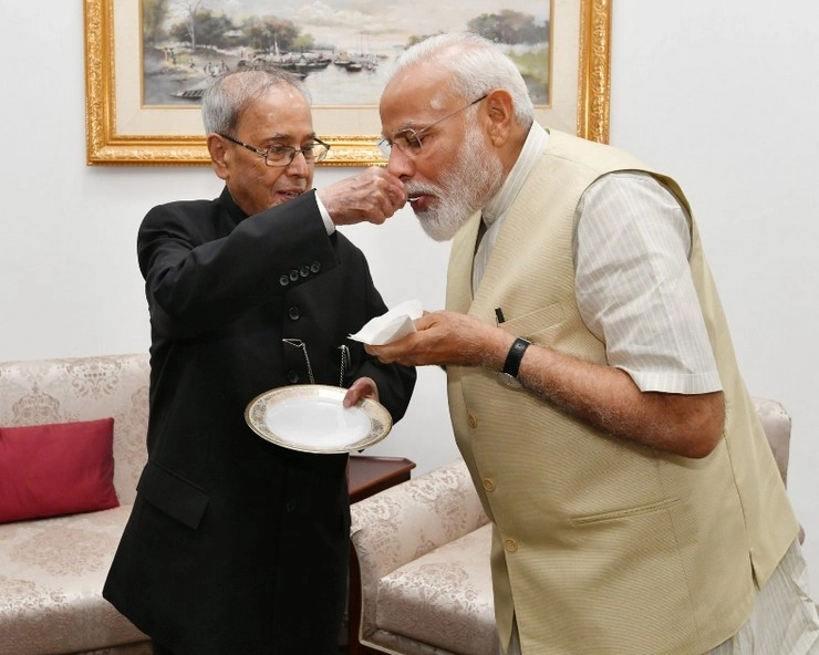 पूर्व राष्ट्रपति प्रणब मुखर्जी ने मोदी का मुंह मीठा कराया - pm modi meets pranab mukherjee seeks his blessings