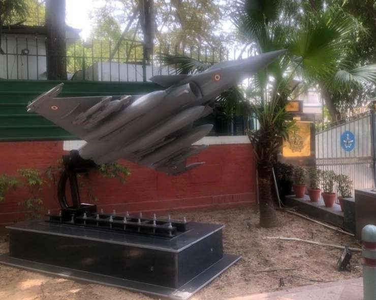 वायुसेना प्रमुख के घर के बाहर 'राफेल' तैनात, मुंह कांग्रेस मुख्‍यालय की ओर - Rafale Replica Put Up Outside IAF Chief's Home