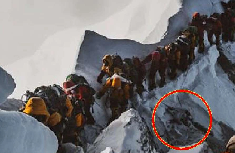 'मौत' का कारोबार बनता जा रहा है एवरेस्ट पर चढ़ाई, 'ट्रैफिक जाम' से जा रही है पर्वतारोहियों की जान